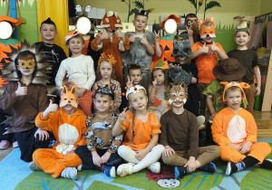 Zdjęcie przedstawia całą grupę IV w jesiennych strojach balowych.