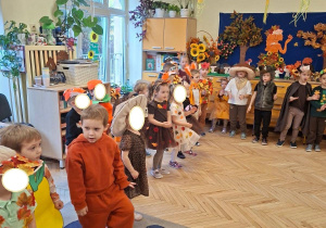 Zdjęcie przedstawia dzieci z grupy I w balowych strojach oraz kilkoro dzieci z grupy III.
