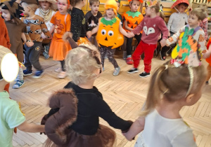 Na tym zdjęciu widac dzieci z grupy I podczas wspólnej zabawy w kole przy dźwiękach jesiennych piosenek.