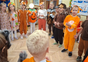 Na tym zdjęciu widać dzieci z grupy IV biorące udział w jesiennym quizie.