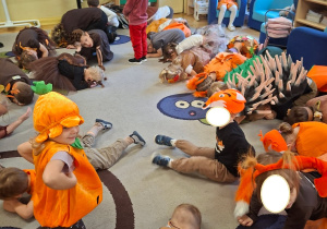 Zdjęcie przedstawia dzieci z różnych grup podczas wspólnych zabaw.