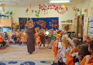 Na tym zdjęciu widać dzieci z grupy II podczas prezentacji strojów.
