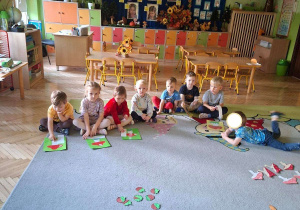 Na tym zdjęciu widać kilkoro dzieci z grupy II oraz dwoje dzieci z grupy I podczas ćwiczeń artykulacyjnych.