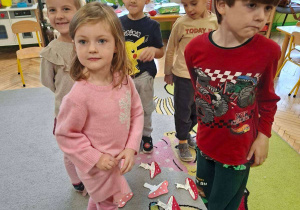 Zdjęcie przedstawia pięcioro dzieci z grupy III podczas ćwiczeń artykulacyjnych.