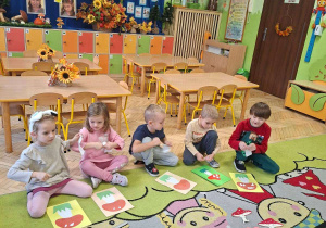 Zdjęcie przedstawia pięcioro dzieci z grupy III podczas ćwiczeń oddechowych.