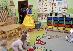 Zdjęcia przedstawia mamę Tosi w stroju królewny Śnieżki wchodzącą do klasy.