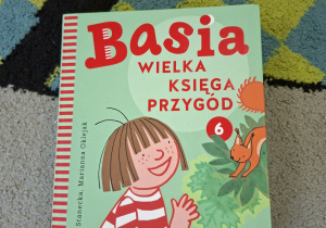 Na tym zdjęciu widać książeczkę, którą przyniosła i czytała dzieciom mama Tosi.