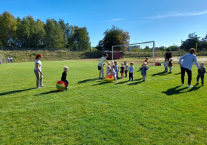 Zdjęcie przedstawia dzieci z grupy I podczas wykonywania skoków na piłkach.