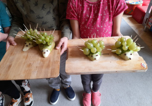 Na tym zdjęciu widać gotowe jeżyki z owoców.
