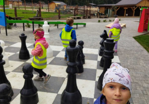 Na tym zdjęciu widac dzieci podczas zabawy na gigantycznej szachownicy.