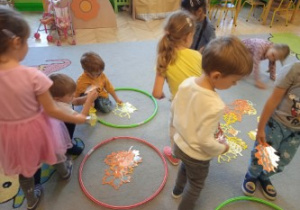 Na tym zdjęciu widać dzieci tworzące jesienne zbiory.