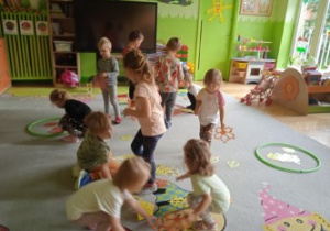 Zdjęcie przedstawia dzieci podczas zabaw matematycznych.