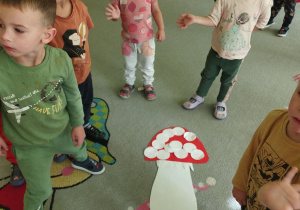 Zdjęcie przedstawia dzieci z najmłodszej grupy podczas ćwiczeń oddechowych.