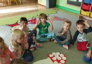 Zdjęcie przedstawia dzieci z grupy II podczas wykonywania ćwiczeń oddechowych.