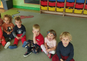 Zdjęcie przedstawia dzieci z grupy I podczas wykonywania ćwiczeń narządów artykulacyjnych.