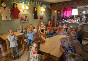 Zdjęcie przedstawia dzieci z grupy "Jagódek" przy stolikach w kawiarence.