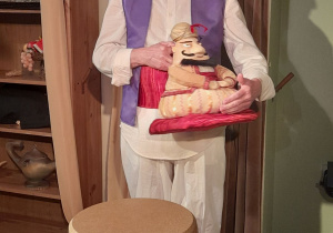 Zdjęcie przedstawia aktora prezentującego marionetkę sułtana.