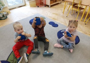 Zdjęcie przedstawia dzieci podczas zabaw z kolorami.