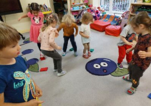 Zdjęcie przedstawia dzieci z grupy II podczas zabaw z kolorami.