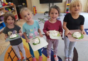 Na tym zdjęciu Maja, Helenka, Marysia i Celinka pokazują swoje serowe myszki.