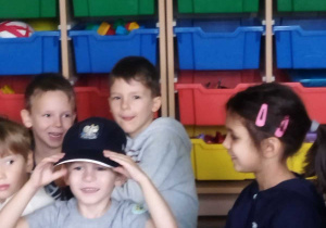 Na tym zdjęciu widać dzieci z grupy II i IV i chłopca z czapką policjanta na głowie.