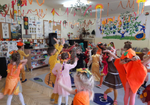 Zdjęcie przedstawia dzieci z grupy III i IV podczas wspólnej zabawy na balu.