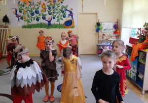 Zdjęcie przedstawia dzieci z grupy III i IV podczas wspólnej zabawy na balu.