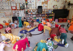 Na tym zdjęciu widać dzieci naśladujące jeżyki podczas zabawy przy piosence o jeżu.