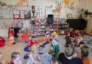 Na tym zdjęciu widać dzieci naśladujące jeżyki podczas zabawy przy piosence o jeżu.
