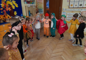 Zdjęcie przedstawia dzieci podczas zabawy w dwóch kołach - koło grupy III i koło grupy IV. Przedszkolaki wykonywały taniec trzymając się za różne części ciała.