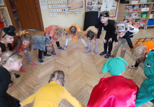 Zdjęcie przedstawia dzieci podczas zabawy w dwóch kołach - koło grupy III i koło grupy IV. Przedszkolaki wykonywały taniec trzymając się za różne części ciała.