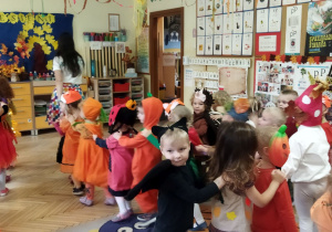 Zdjęcie przedstawia dzieci z grupy I i II podczas wspólnych zabaw na balu.
