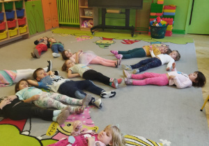 Na tym zdjęciu widać dzieci z grupy II podczas zabawy ćwiczącej narządy mowy.