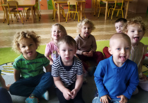 Na tym zdjęciu widać dzieci z grupy I podczas ćwiczeń narządów mowy.