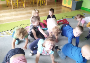 Na tym zdjęciu widać dzieci z grupy I podczas zabawy ruchowej oraz ćwiczeń narządów mowy.