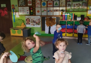 Na tym zdjęciu widać dzieci z grupy I podczas zabawy ruchowej oraz ćwiczeń oddechowych.
