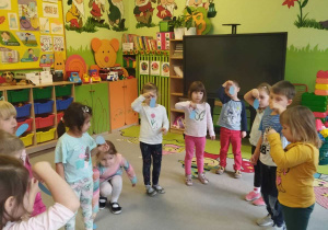 Na tym zdjęciu widać dzieci z grupy II podczas zabawy ruchowej oraz ćwiczeń oddechowych.