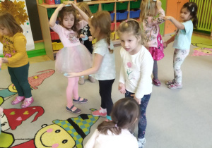 Na tym zdjęciu widać dzieci z grupy I podczas zabawy ruchowej oraz ćwiczeń oddechowych.