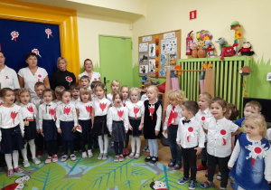 Zdjęcie przedstawia dzieci z grupy III i I podczas śpiewania hymnu.