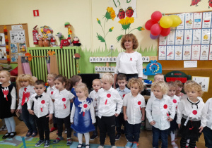 Zdjęcie przedstawia dzieci z grupy I podczas śpiewania hymnu.