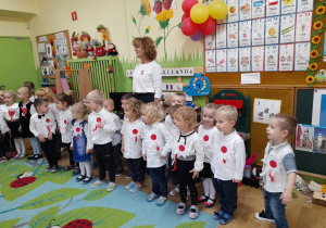 Zdjęcie przedstawia dzieci z grupy I podczas śpiewania hymnu.
