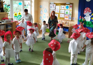 Na tym zdjęciu widać dzieci prezentujące swoje umiejętności taneczne.