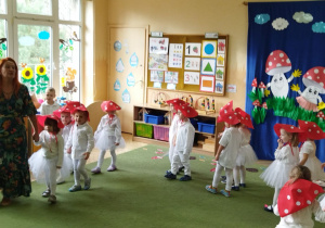 Na tym zdjęciu widać dzieci prezentujące swój ukłąd taneczny.