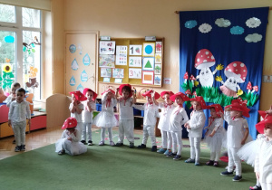 Zdjęcie przedstawia dzieci w czasie występów.