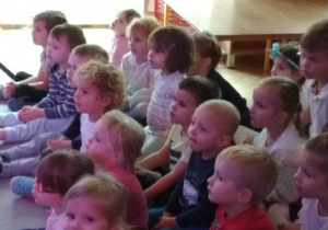 Zdjęcie przedstawia widownię - dzieci oglądające przedstawienie.