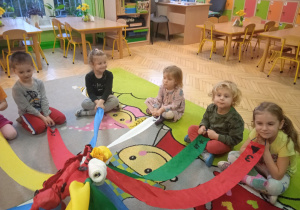Zdjęcie przedstawia dzieci podczas zabaw z wiatrakiem matematycznym.