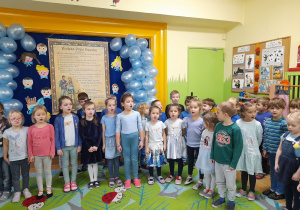 Zdjęcie przedstawia dzieci z grupy IV i III podczas śpiewania piosenki.