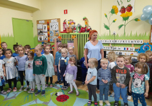 Zdjęcie przedstawia dzieci z grupy III i I podczas śpiewania piosenki.