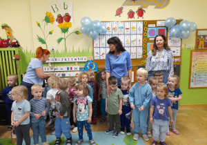 Zdjęcie przedstawia dzieci z grupy I oraz panią Dyrektor i nauczycielkę.