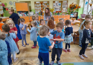 Zdjęcie przedstawia dzieci podczas zabaw integracyjnych.